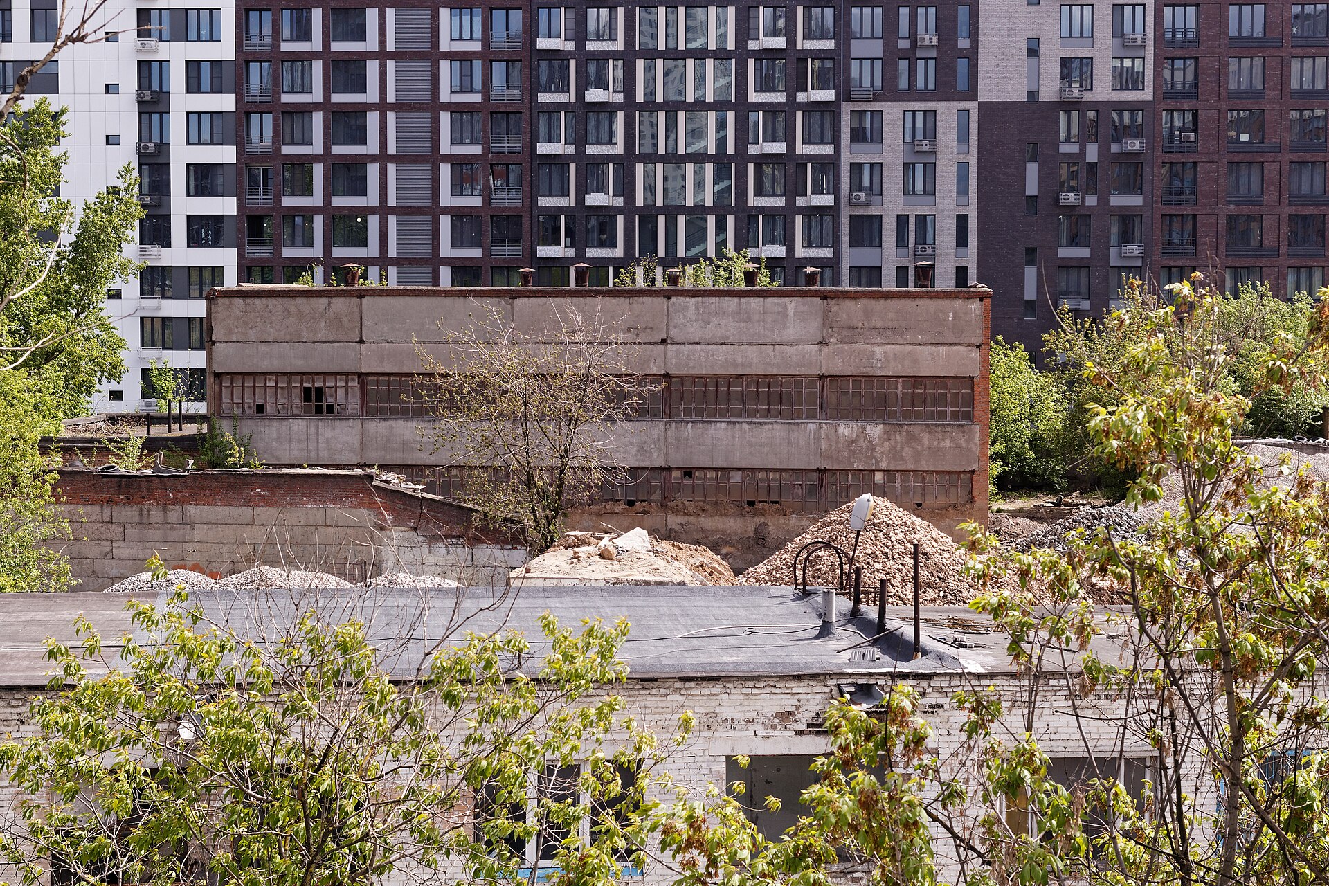 Carbonating Demolition Waste: How Old Concrete Absorbs CO2 Back