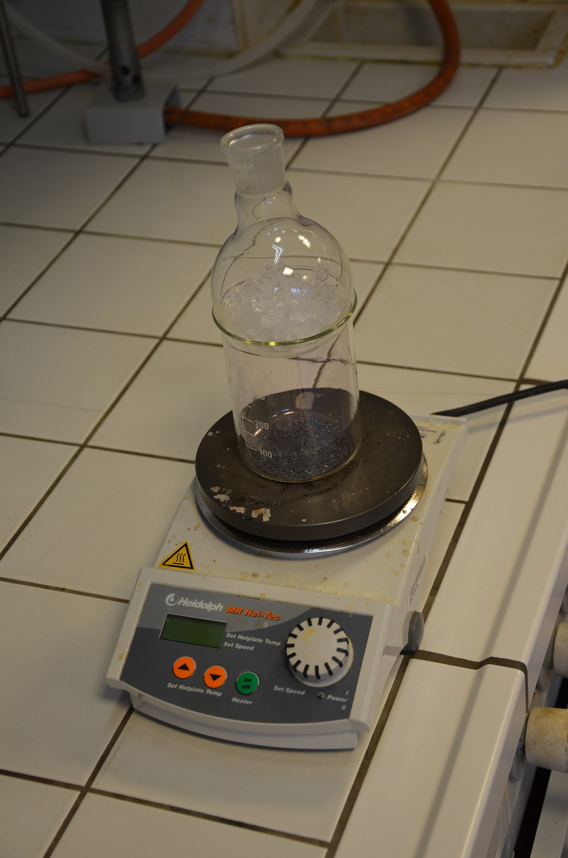 The plastic that evaporates at 90 °C — and rebuilds itself