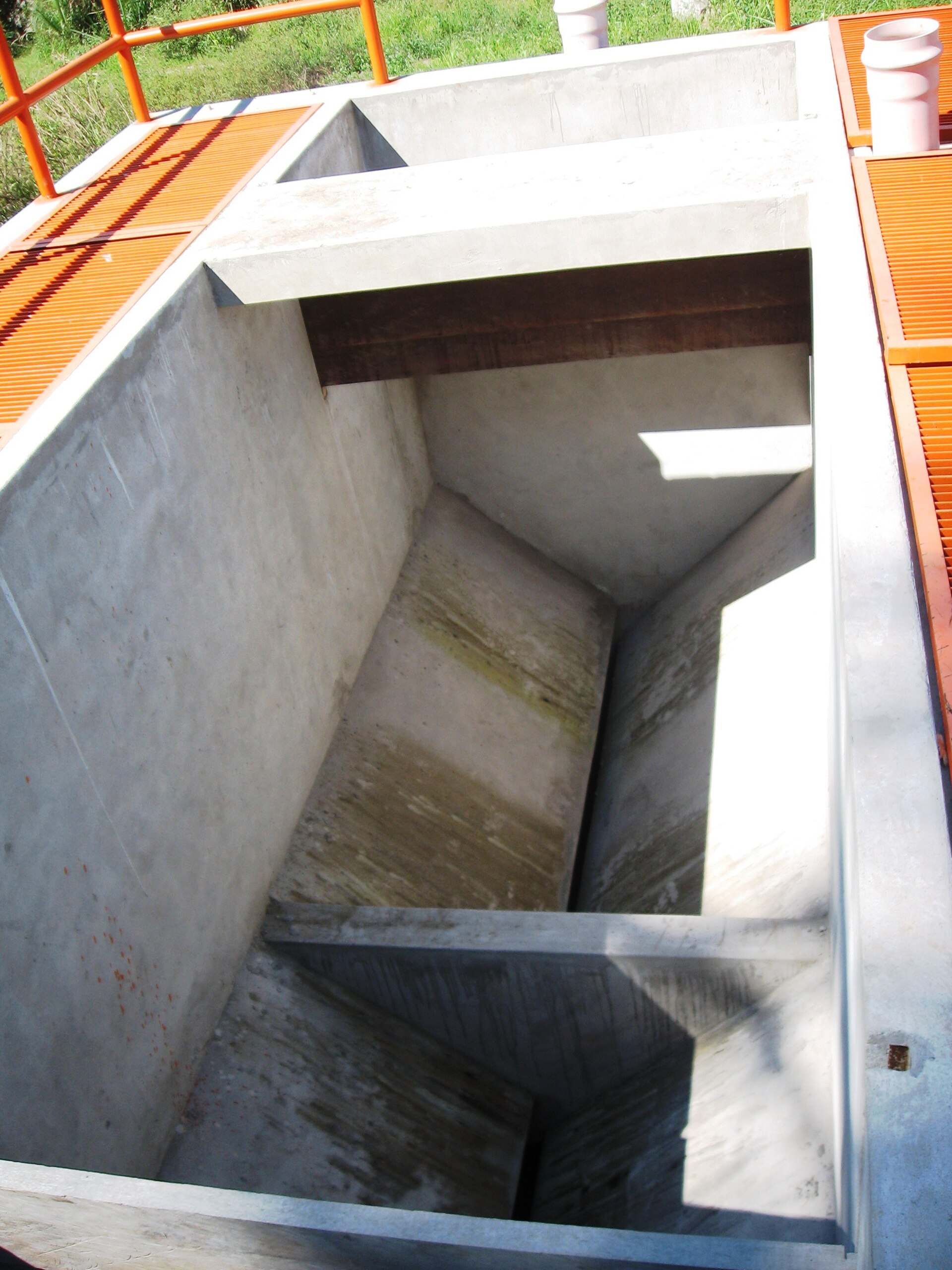 Settled solids collect at the bottom. Every kilogram of dosed metal leaves the process in this stream.