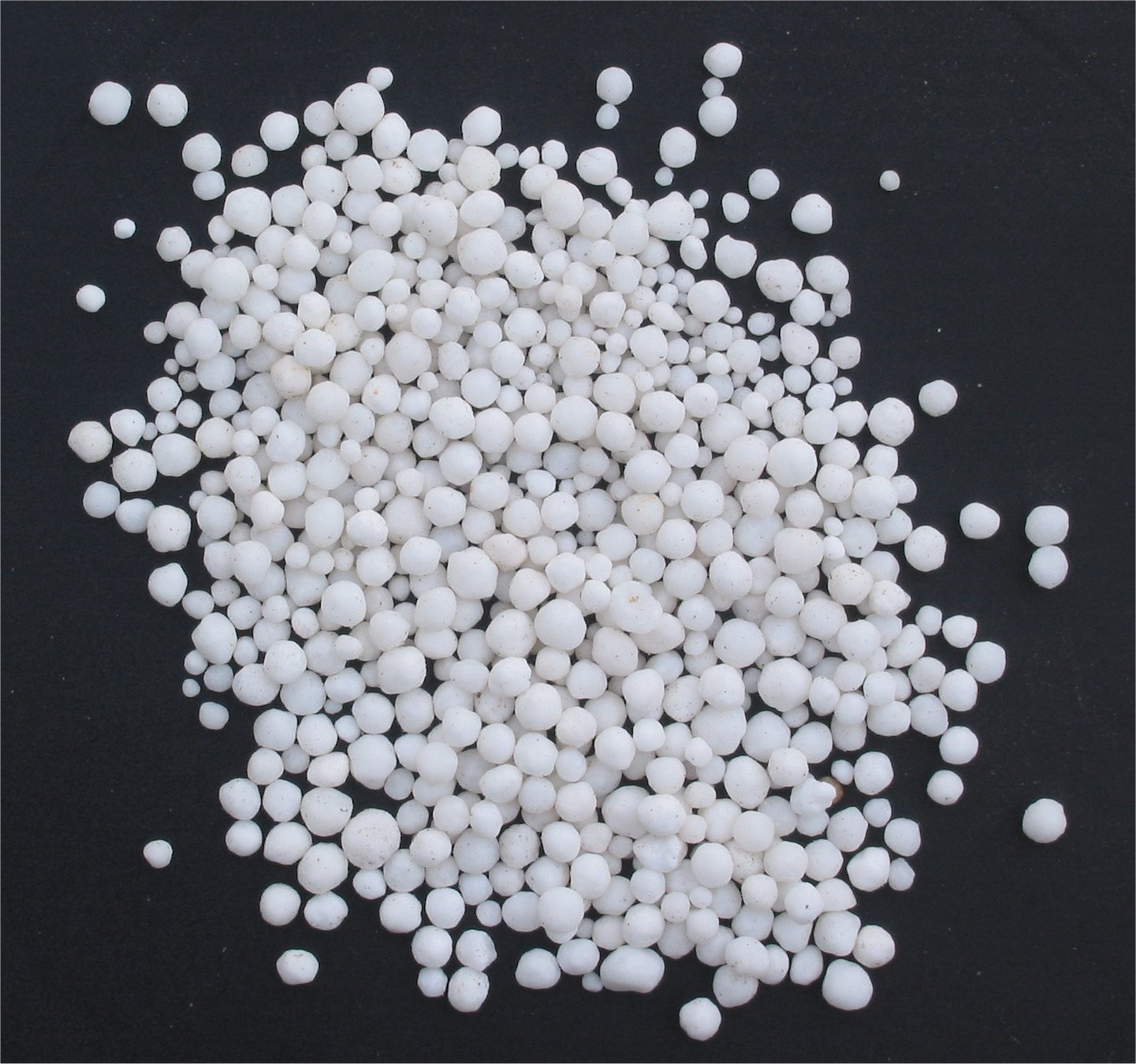 Conventional mineral fertiliser granules, for comparison. Struvite competes in this market, not in a niche one.